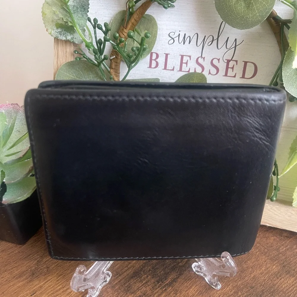 Gucci Mens Bi Fold Black Leather Gold Print Logo Wallet Discoloration the log